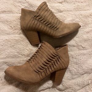 Fergalicious Calhoun Faux Suede Fringe Ankle Boots Women’s Size 8 Tan Block Heel